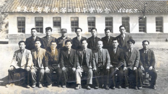 제2회졸업시 교직원(1953. 3.)앞줄 중앙이 권상철 교장선생님).jpg